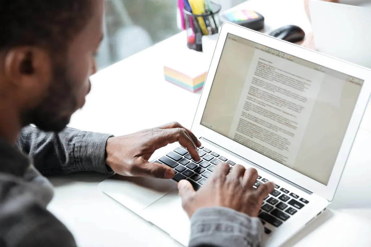 Professionnel relisant et corrigeant un document sur son ordinateur