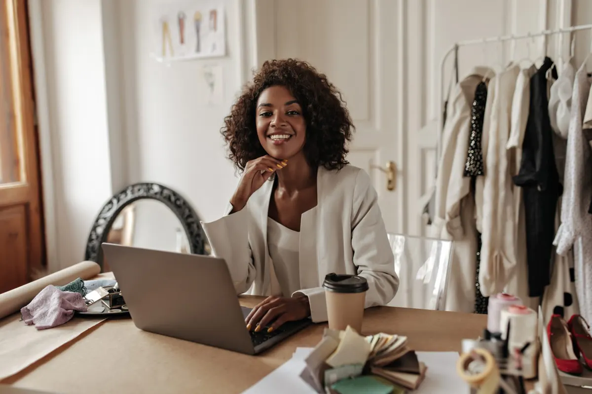 Professionnelle souriante travaillant sur la conception de son site web