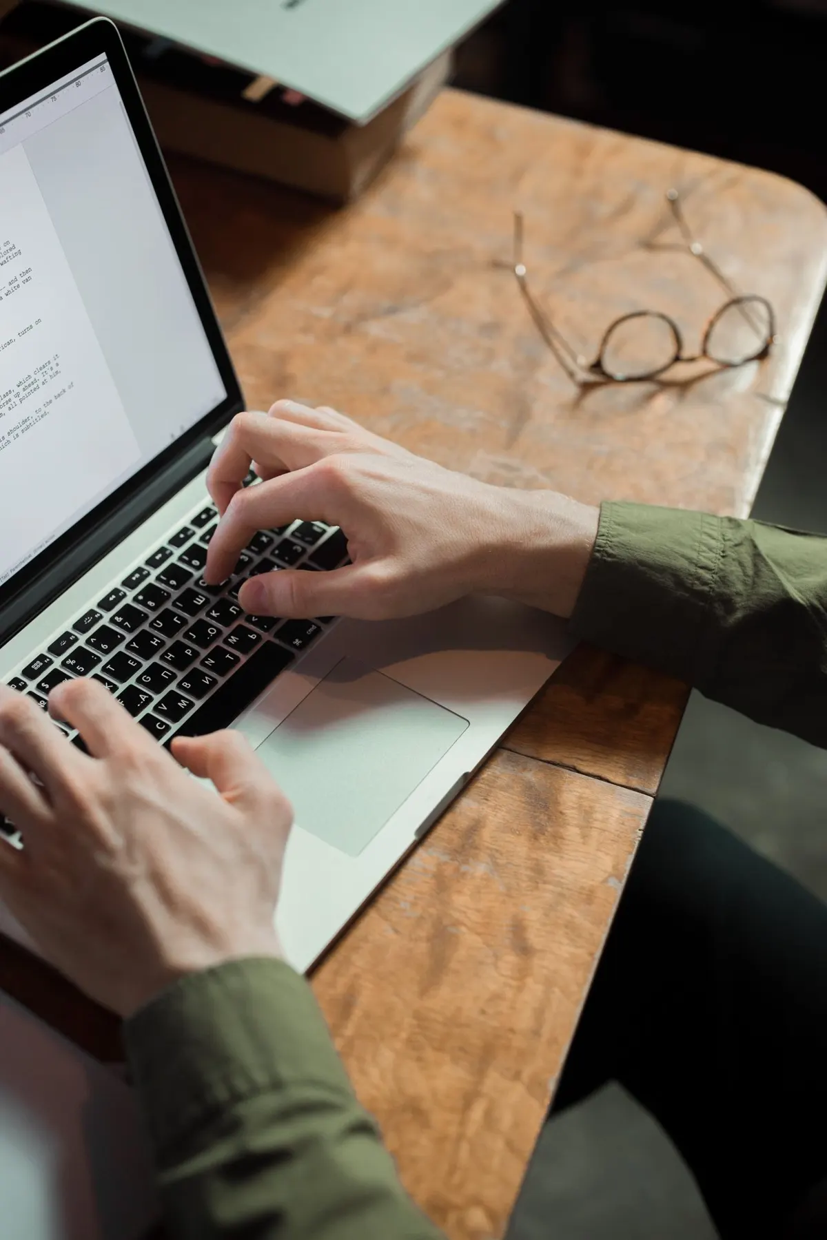 Rédacteur travaillant sur un document depuis son ordinateur portable