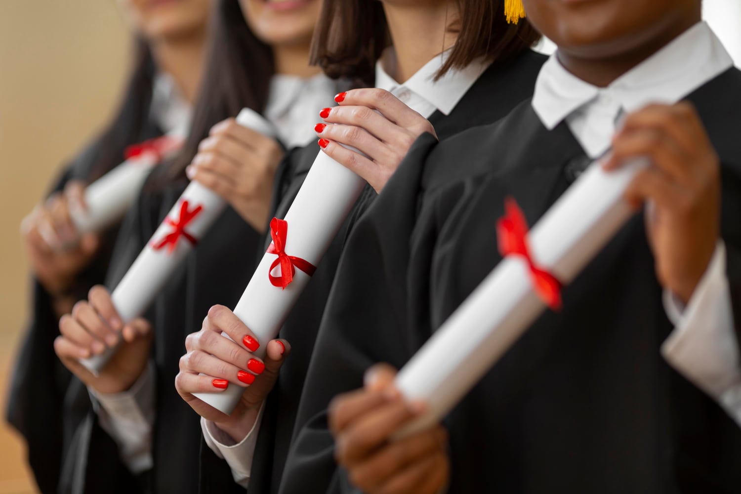 Étudiants diplômés tenant leurs diplômes à la fin de leur parcours universitaire