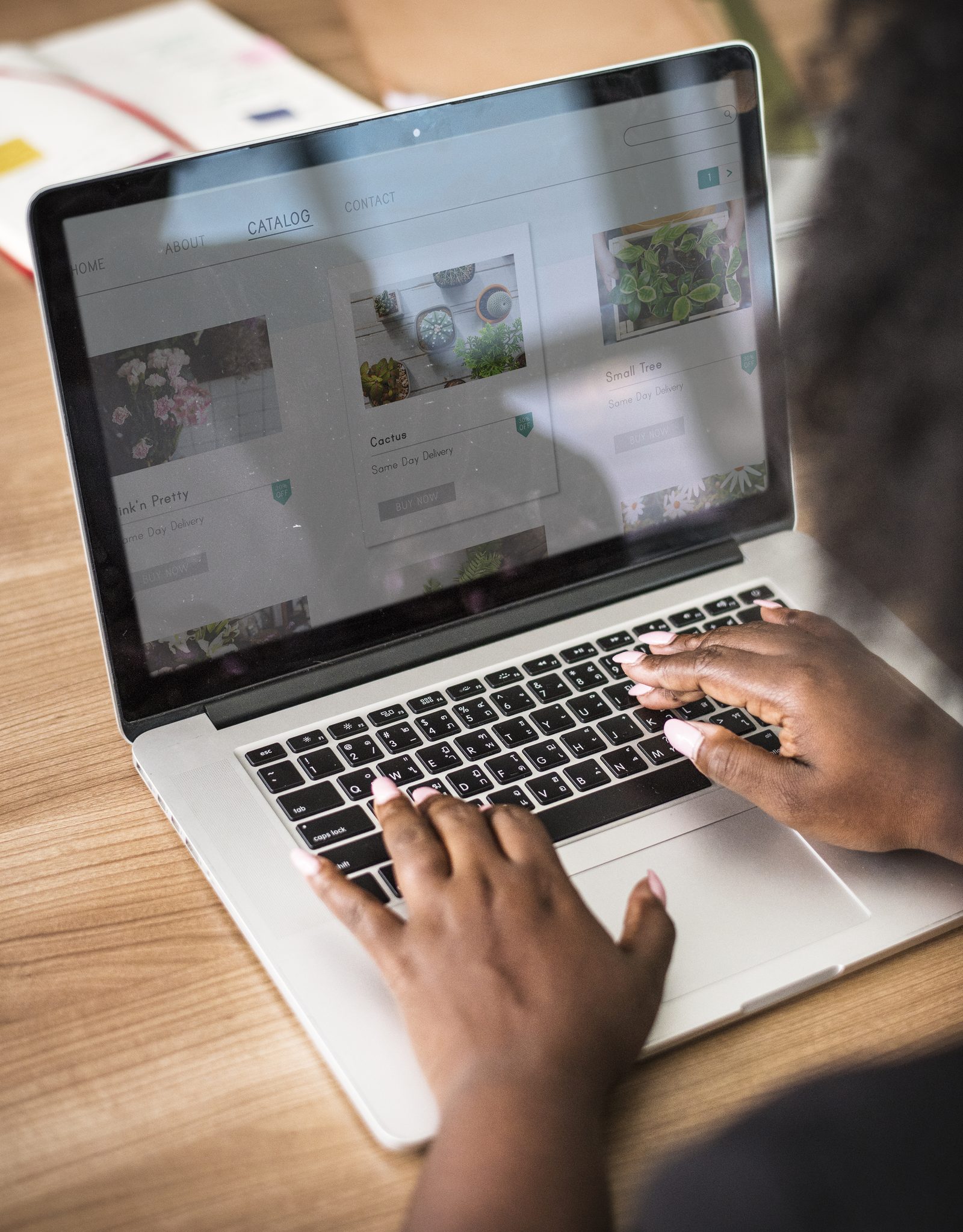 Catalogue de produits présenté sur un site vitrine, consulté sur un ordinateur portable