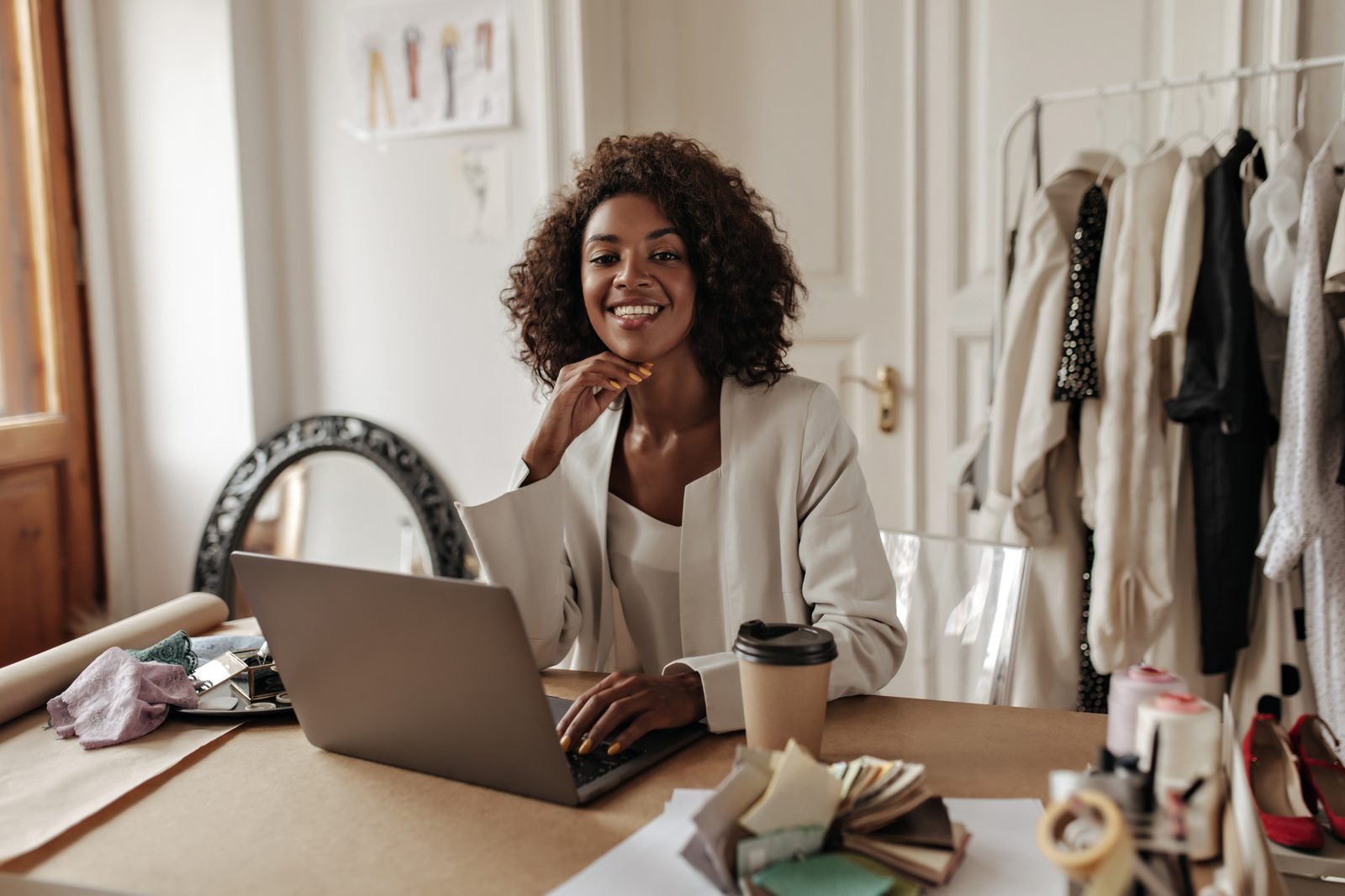 Professionnelle souriante travaillant sur la conception de son site web